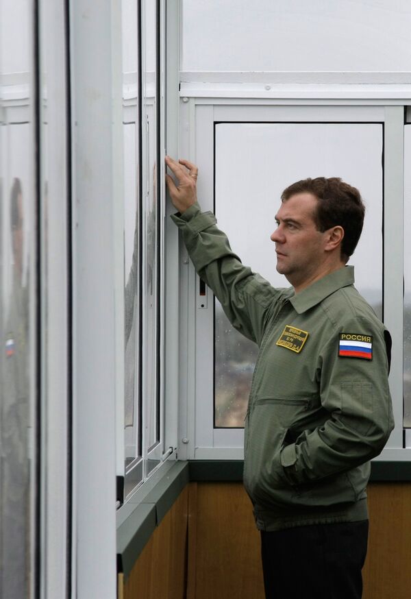 Президент РФ Дмитрий Медведев наблюдает за оперативно-стратегическими учениями Запад-2009