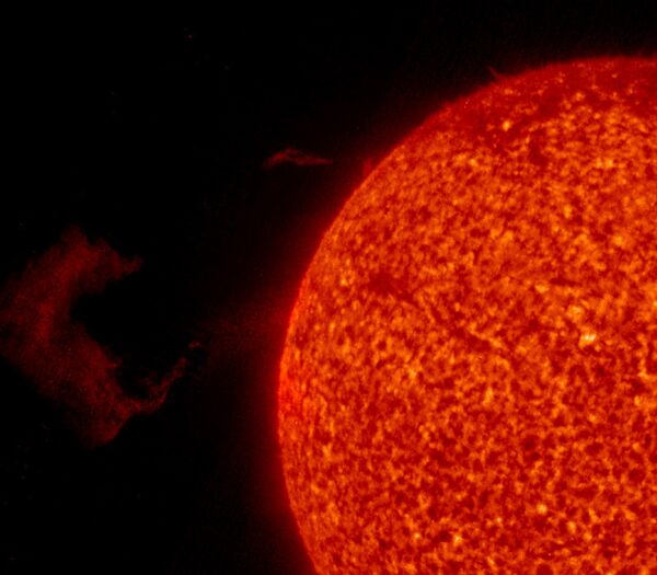 Выброс протуберанца на Солнце 26 сентября 2009 года