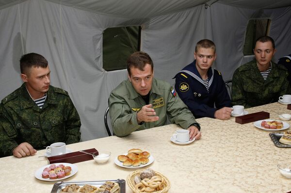 Президент РФ Дмитрий Медведев встретился с военнослужащими, отличившимися в ходе учений Запад-2009