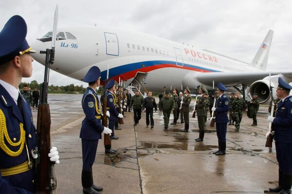Президент РФ Дмитрий Медведев во время встречи на аэродроме 61-й истребительно-авиационной базы ВС Белоруссии
