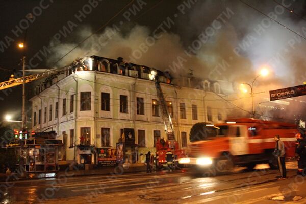Пожар в трехэтажном деревянном жилом доме в Екатеринбурге