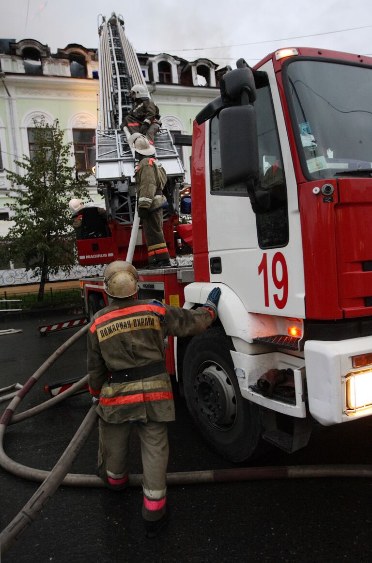 Пожар в трехэтажном деревянном жилом доме в Екатеринбурге