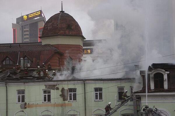 Пожар в трехэтажном деревянном жилом доме в Екатеринбурге