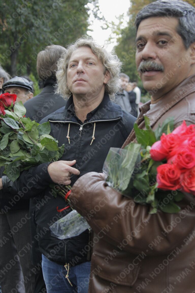 Александр Олейников на похоронах режиссера Ивана Дыховичного