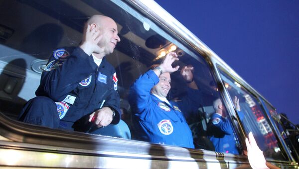 Джеффри Уильямс (НАСА) - в автобусе перед отправкой на стартовую площадку космического корабля Союз ТМА-16. Архивное фото
