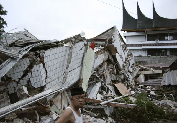 Российские спасатели не нашли людей под завалами здания на Суматре