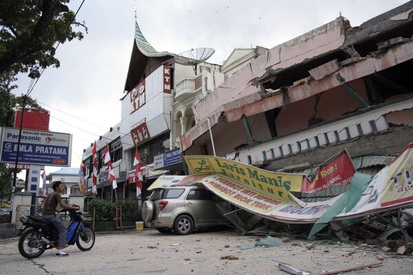 Два мощных землетрясения разрушили индонезийский город Паданг