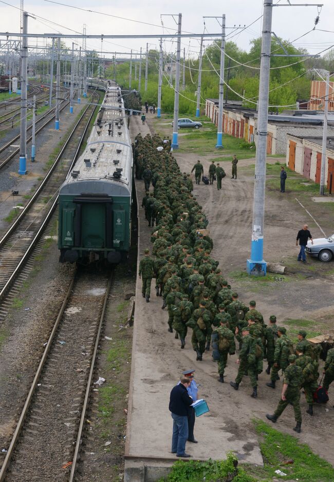 Призывники отправляются на Дальний Восток для прохождения службы. Архив