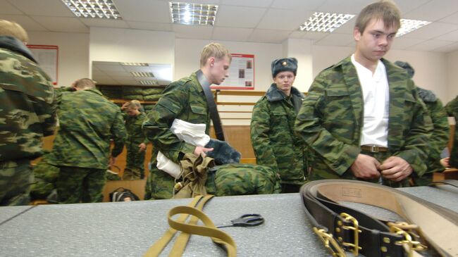 Призывники в Московском областном сборном пункте. Архив