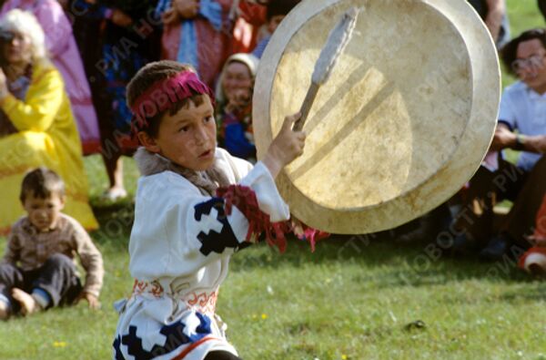 Мальчик во время исполнения шаманского танца