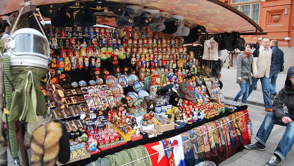 Продажа сувениров в Москве. Архивное фото
