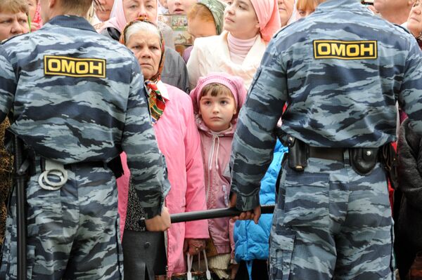 Милиционеры задержали на митинге в центре Москвы, который был приурочен к Дню гнева, четырех человек