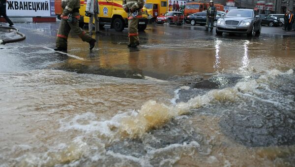 Дорогу затопило в Екатеринбурге из-за коммунальной аварии