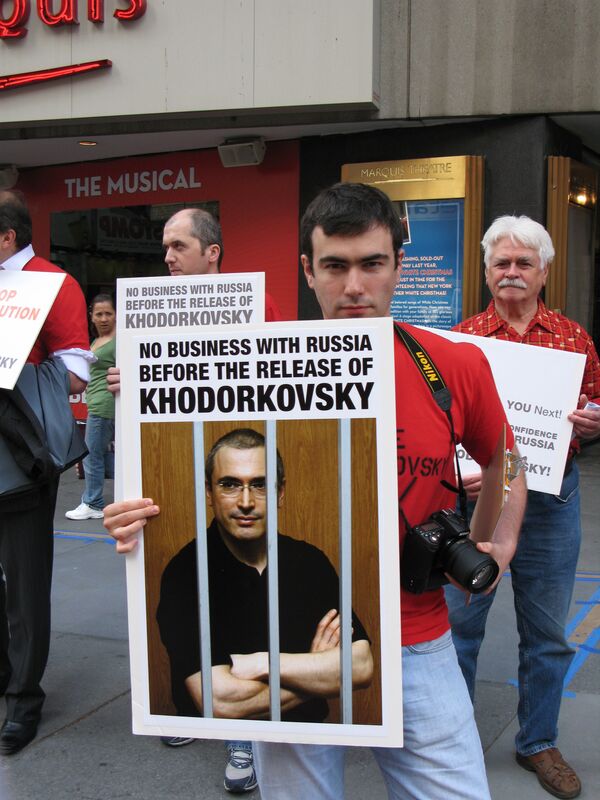 Старший сын Михаила Ходорковского Павел организовал пикет в центре Манхэттена с призывом освободить отца