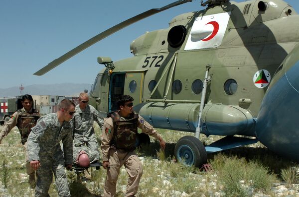 Эвакуация солдата с поля боя в Афганистане. Архив