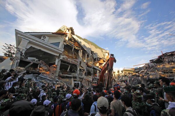 Спасатели во время осмотра завалов в индонезийском городе Паданг на Суматре