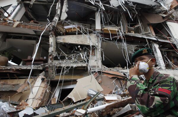 Военные во время осмотра завалов в индонезийском городе Паданг на Суматре
