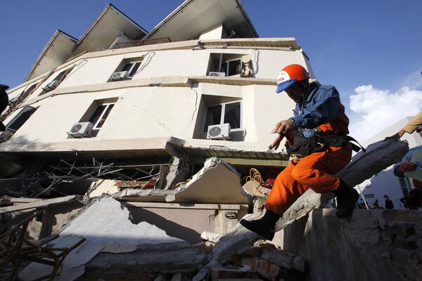 Спасатели из Японии во время осмотра завалов