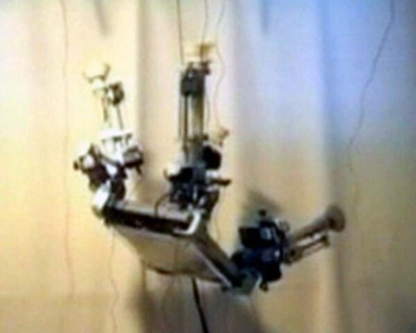 Робот-паук стреляет паутиной и ползает по стенам