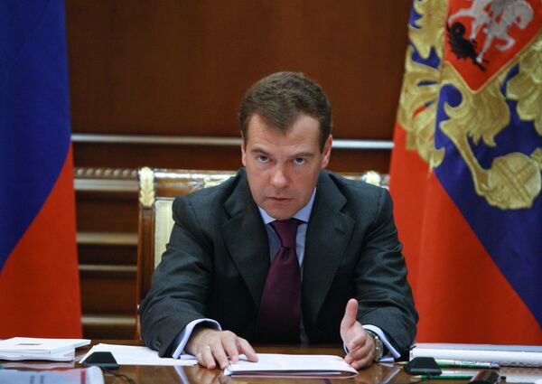 Медведев меняет формат телевыступлений - Ъ