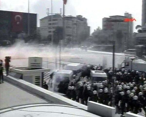 Полиция расстреляла из водометов бунтующих антиглобалистов
