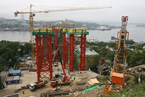 Строительство моста через бухту Золотой Рог во Владивостоке