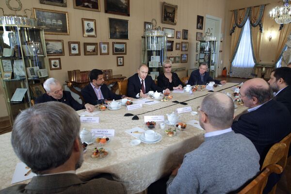 Премьер-министр РФ В.Путин во время встречи с ведущими российскими писателями