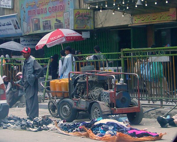 Самодельный дизель-генератор на улице в центре Кабула