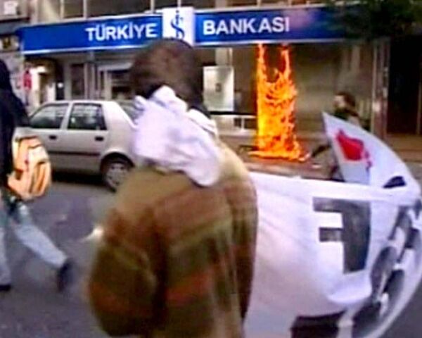 Бунтующие антиглобалисты разгромили центр Стамбула