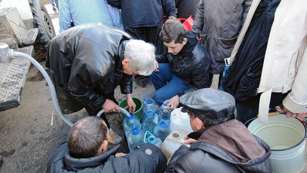 Жители набирают питьевую воду. Архивное фото