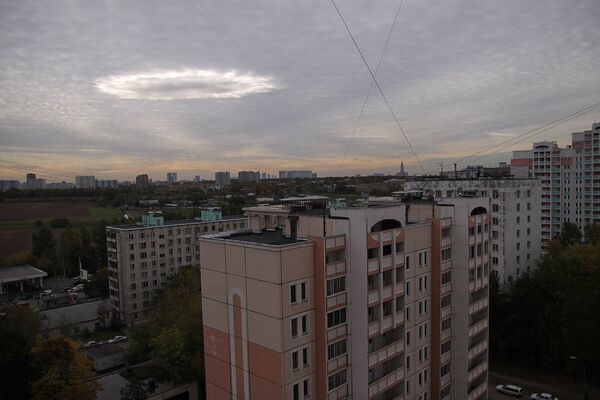 В небе над Москвой замечена светящаяся воронка. Фото, Видео