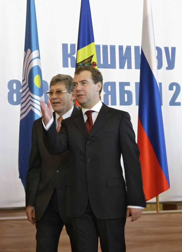 Президент РФ Дмитрий Медведев и исполняющий обязанности президента Молдавии, председатель парламента Михай Гимпу