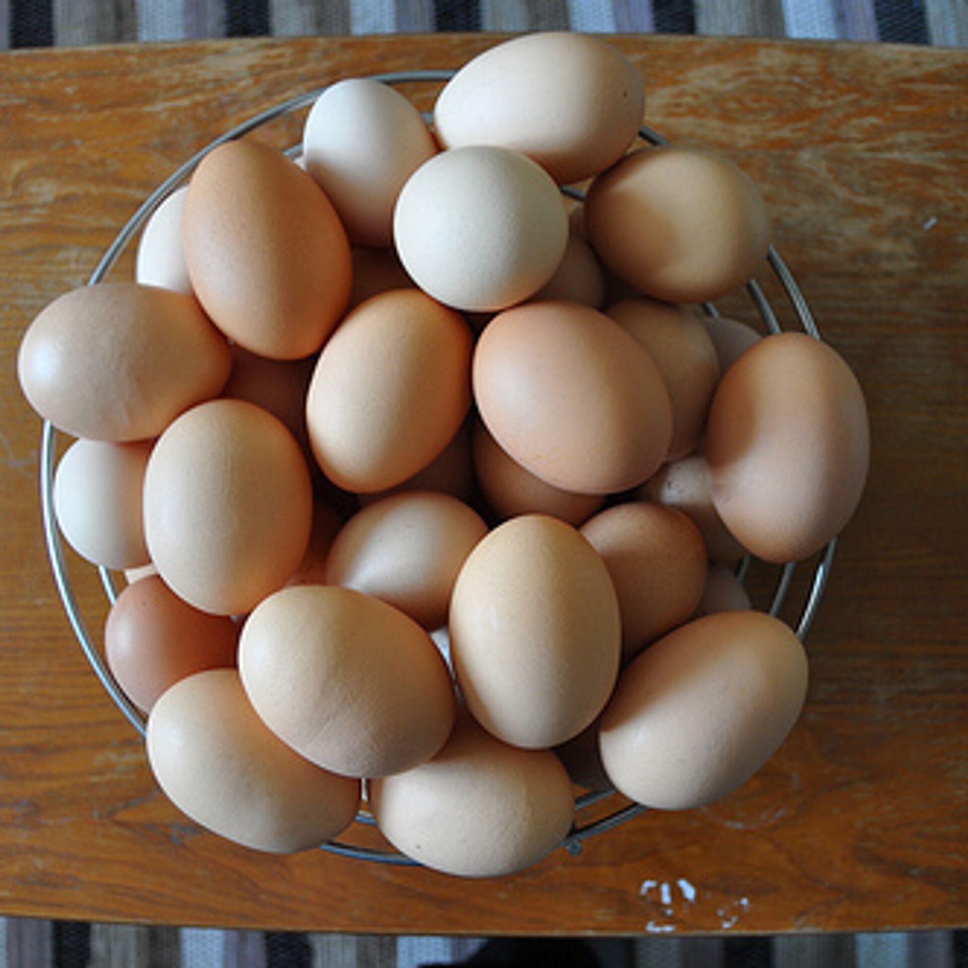 Белки яиц купить. Домашние куриные яйца. Продаются яйца. Розовые яйца куриные. Яйца куриные лето.