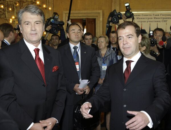 Дмитрий Медведев и Виктор Ющенко перед началом заседания саммита глав стран СНГ