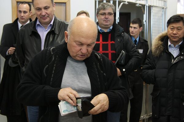 Мэр Москвы Юрий Лужков во время голосования на одном из избирательных участков Москвы