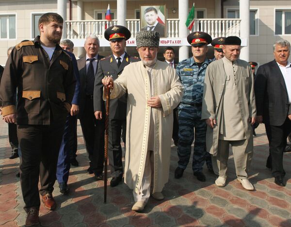 Рамзан Кадыров и Хож-Ахмед Кадыров в селе Центарой после голосования на выборах