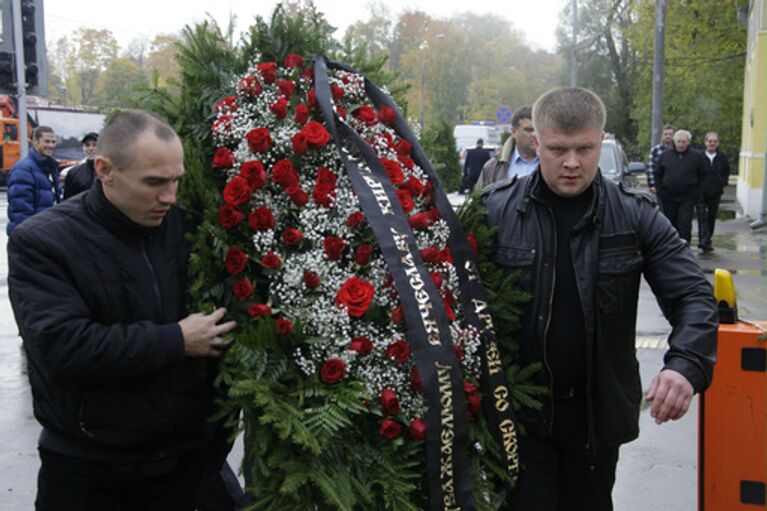 У Ваганьковского кладбища в Москве