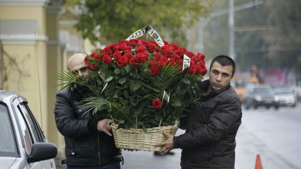 Корзина с цветами для Вячеслава Иванькова (Япончика), похороны которого состоятся сегодня в Москве на Ваганьковском кладбище