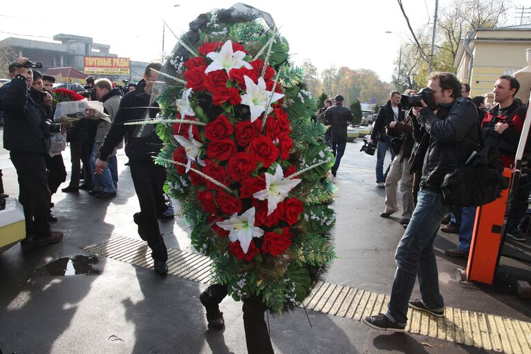 У Ваганьковского кладбища в Москве