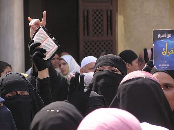 Демонстрация сторонниц никаба в мечети Аль-Азхар в Каире 
