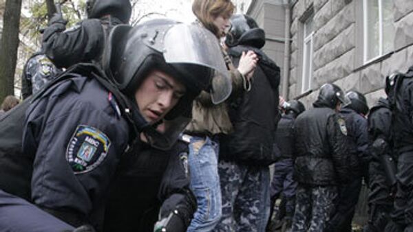 Активисты левых партий заблокированы милицией на Крещатике