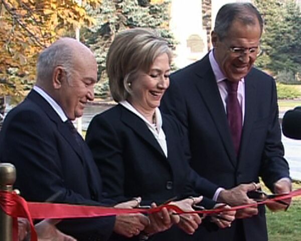 Клинтон открыла памятник Уитмену рядом с МГУ