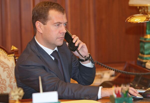 Телефонный разговор президента Медведева. Архив