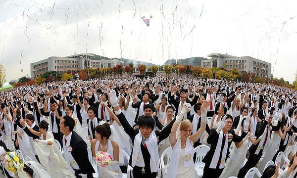 Массовая церемония бракосочетания в городе Асан в Южной Корее