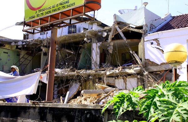 Последствия землетрясения в городе Паданг. Архив