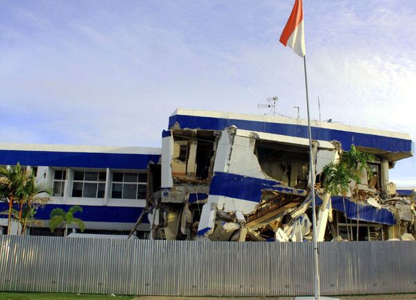 Два человека погибли из-за землетрясения в Индонезии, десятки ранены