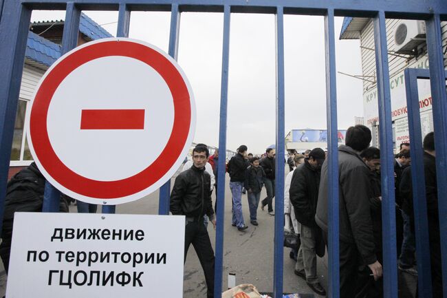 Торговцы у Черкизовского рынка в Москве