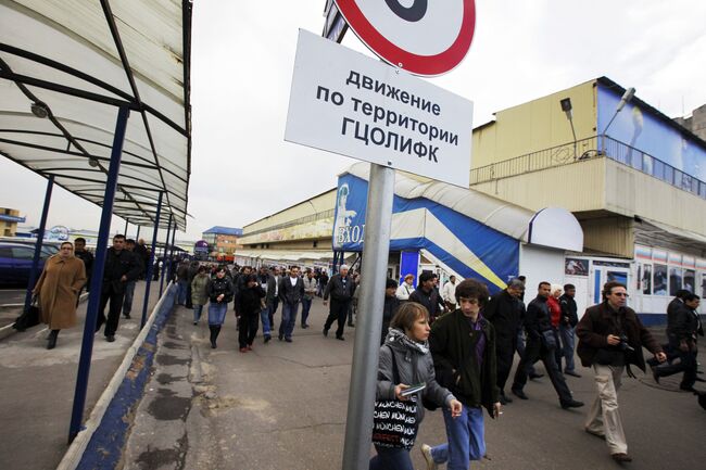 Торговцы у Черкизовского рынка в Москве