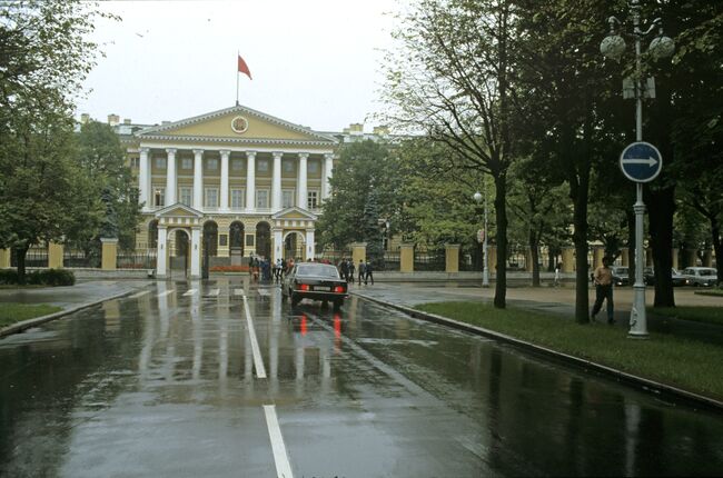 Здание Смольного института