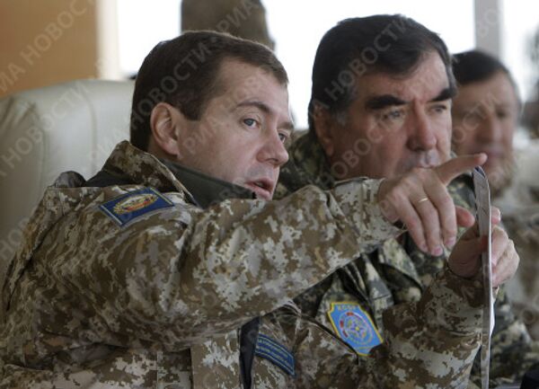 Президент Д.Медведев наблюдает за учениями ОДКБ Взаимодействие- 2009 в Казахстане